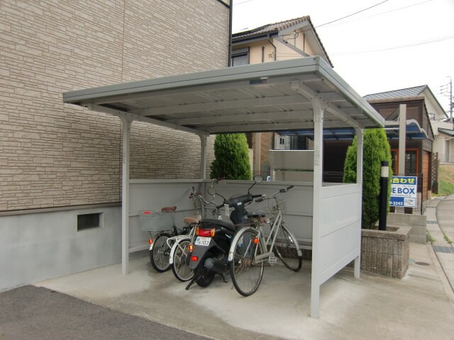 物件外観写真3　(駐輪場)