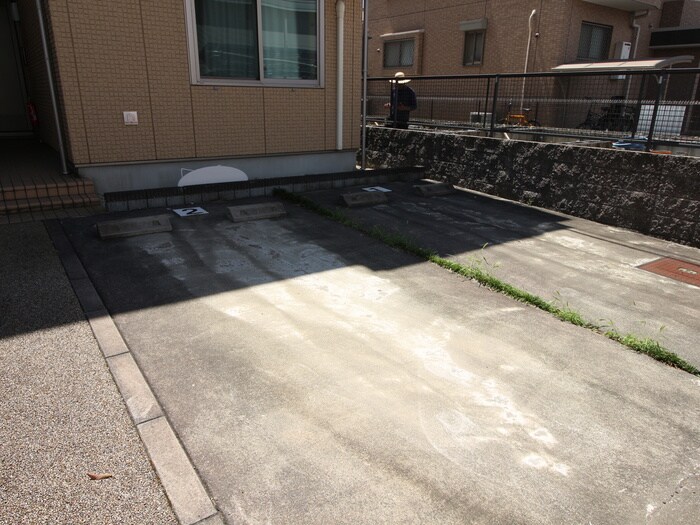 物件外観写真4　(駐車場)