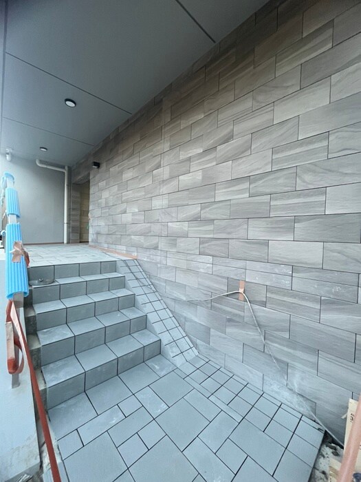 物件外観写真4　(エントランス部分)