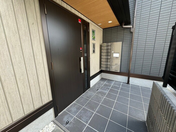 物件外観写真4　(エントランス部分)