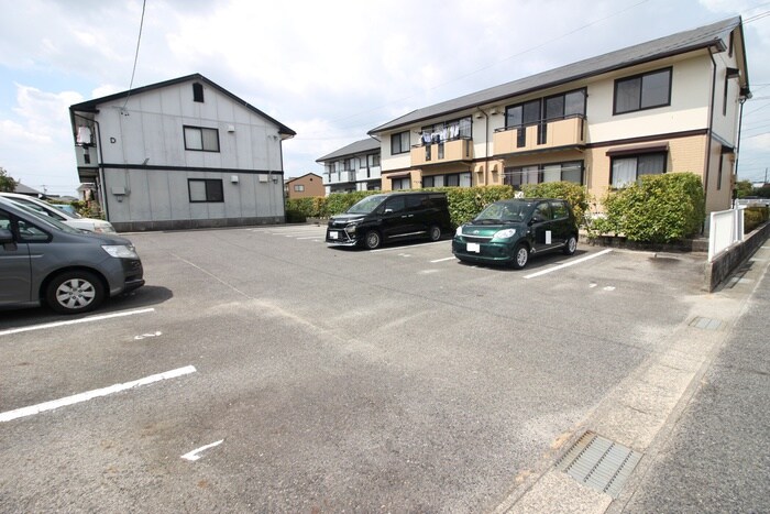 物件外観写真3　(駐車場)