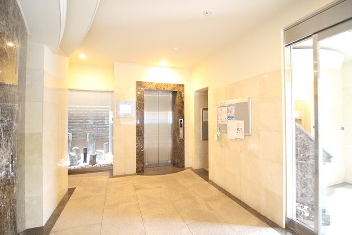 物件外観写真5　(エントランス部分)