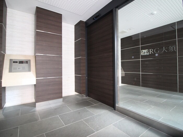 物件外観写真4　(エントランス部分)