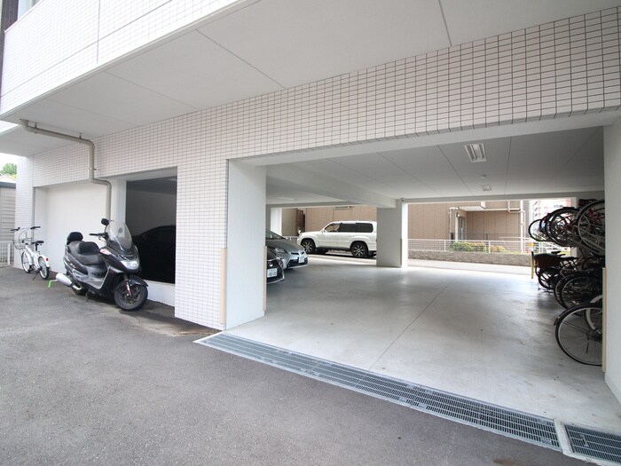 物件外観写真6　(駐車場)