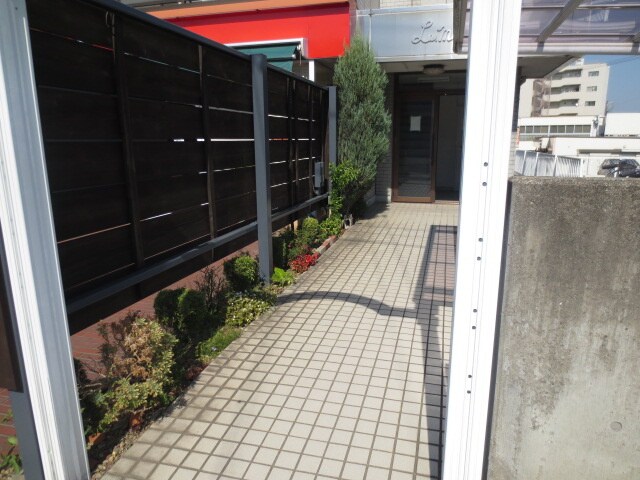 物件外観写真2　(エントランス部分)