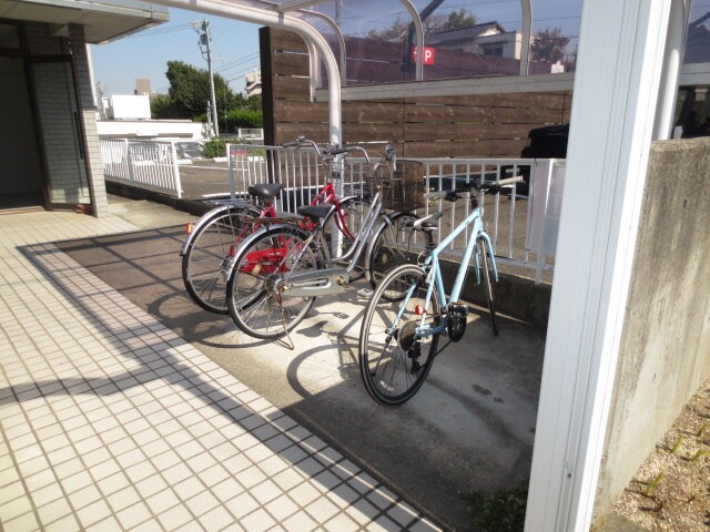 物件外観写真3　(駐輪場)