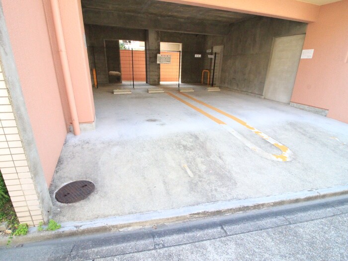 物件外観写真4　(駐車場)