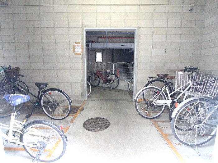 物件外観写真5　(駐輪場)