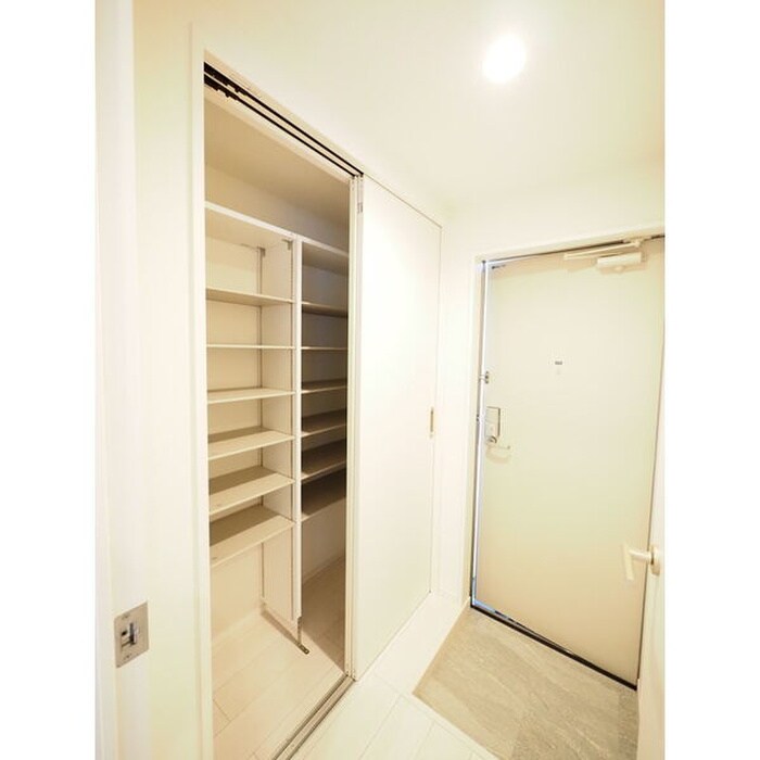 物件内観写真8　(玄関)