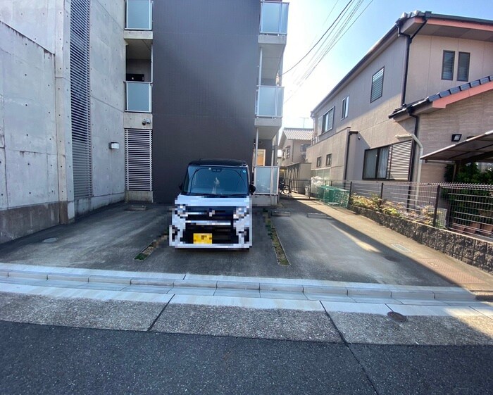 物件外観写真3　(駐車場)