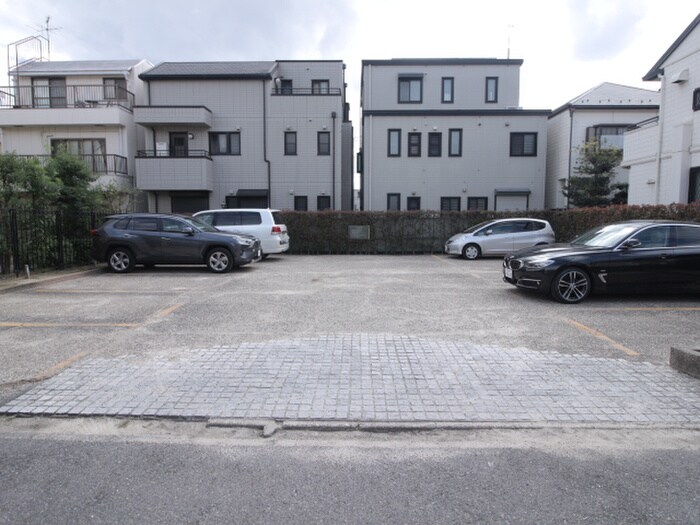 物件外観写真4　(駐車場)