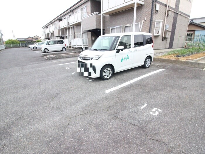 物件外観写真6　(駐車場)