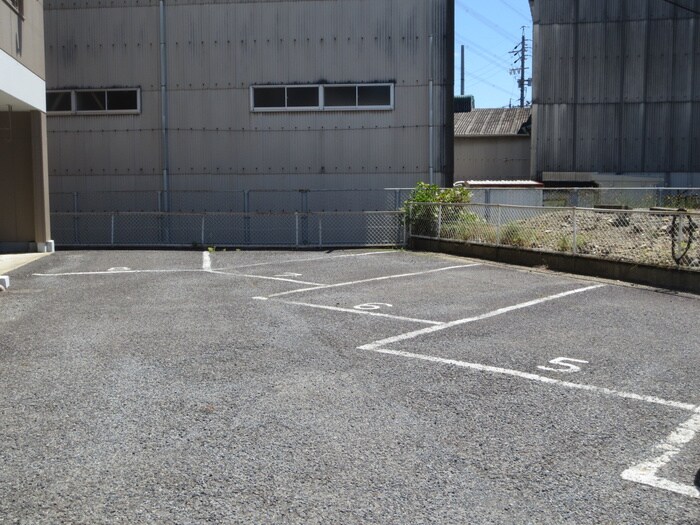物件外観写真4　(駐車場)
