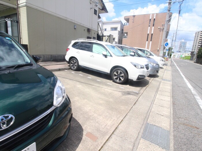 物件外観写真4　(駐車場)