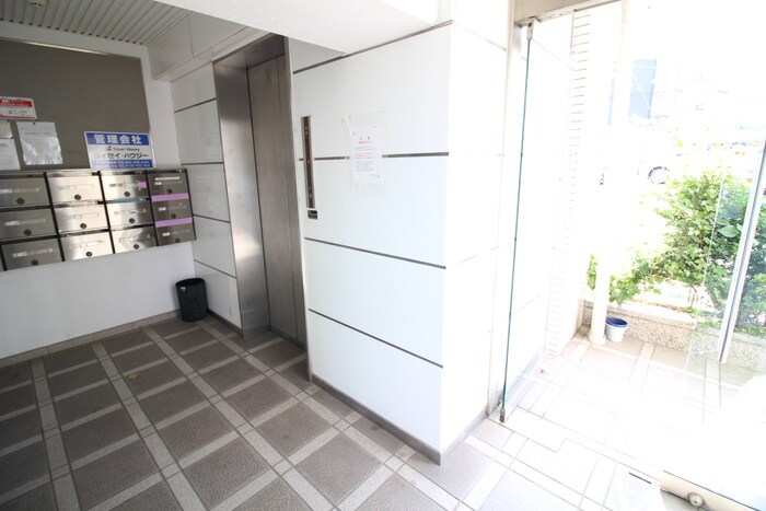 物件外観写真6　(エントランス部分)