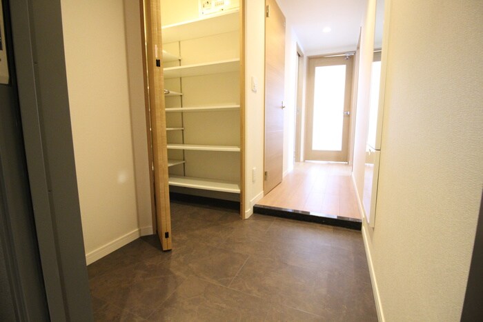 物件内観写真7　(玄関)