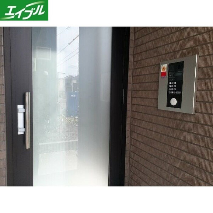 物件外観写真2　(エントランス部分)
