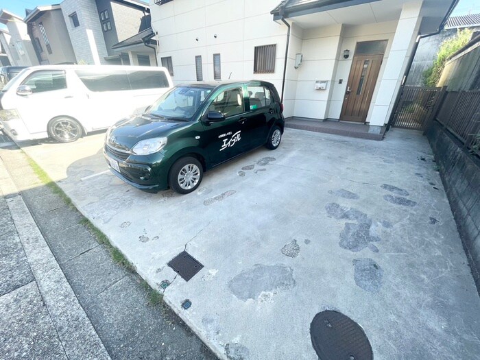 物件外観写真6　(駐車場)