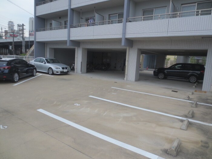 物件外観写真4　(駐車場)