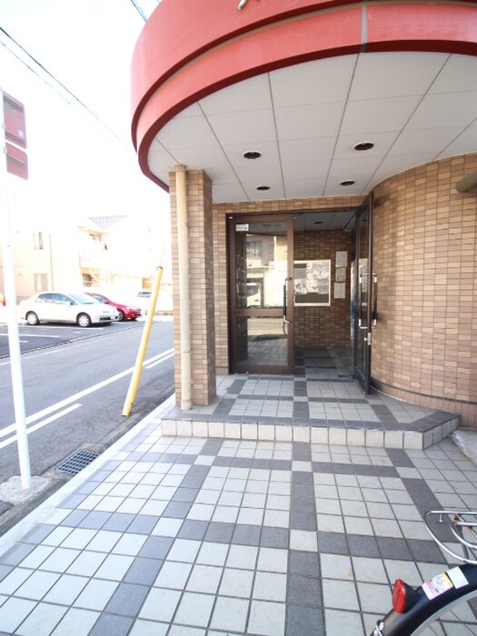 物件外観写真2　(エントランス部分)