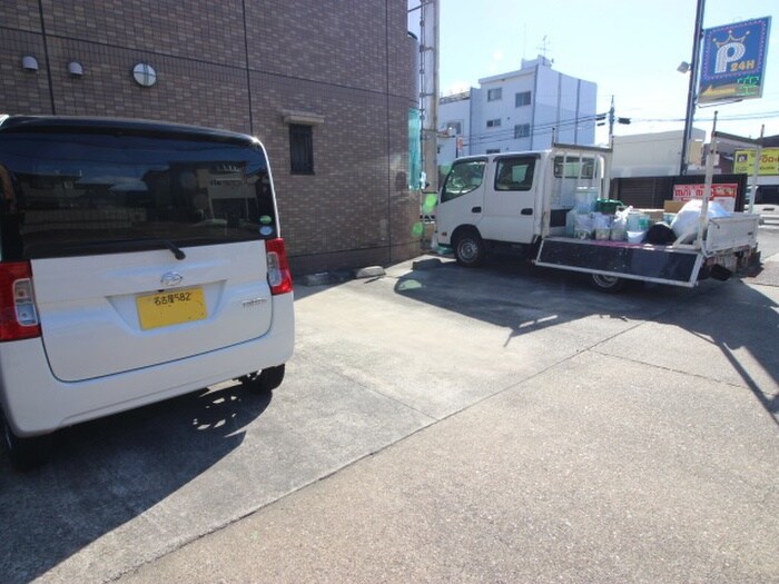 物件外観写真5　(駐車場)
