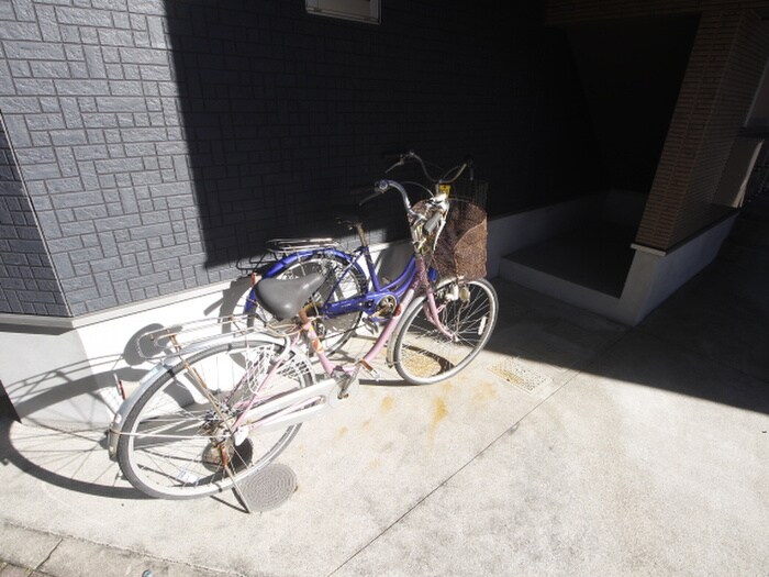 物件外観写真2　(駐輪場)