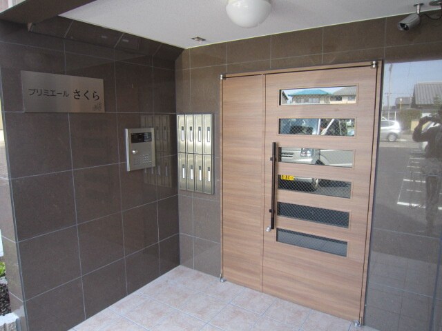 物件外観写真3　(エントランス部分)