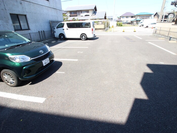 物件外観写真5　(駐車場)