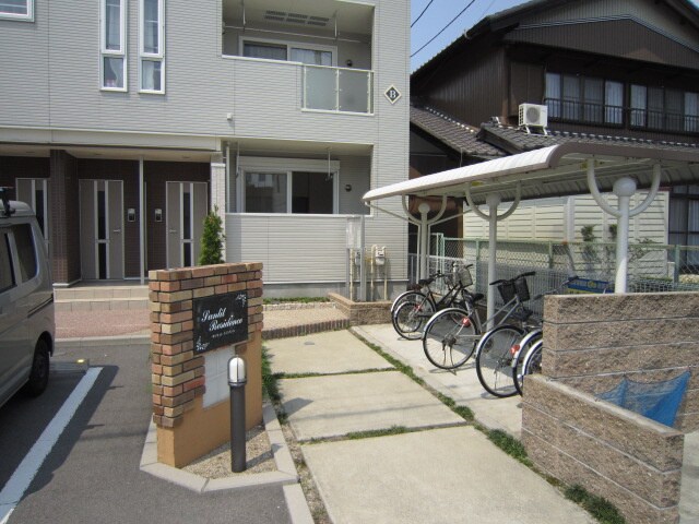 物件外観写真2　(エントランス部分)