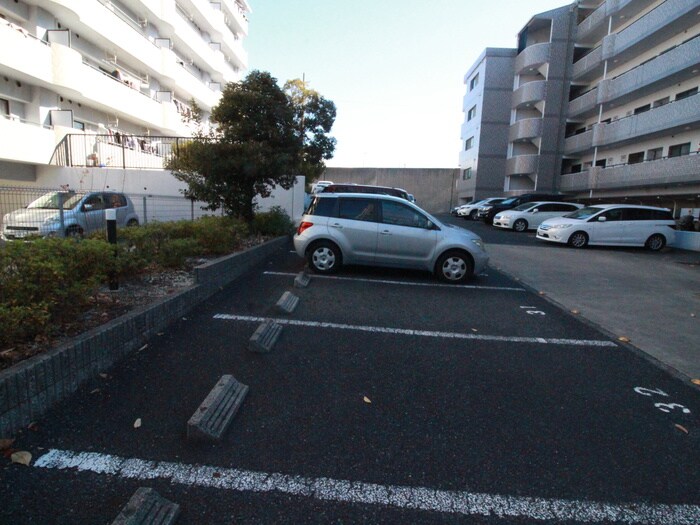 物件外観写真6　(駐車場)