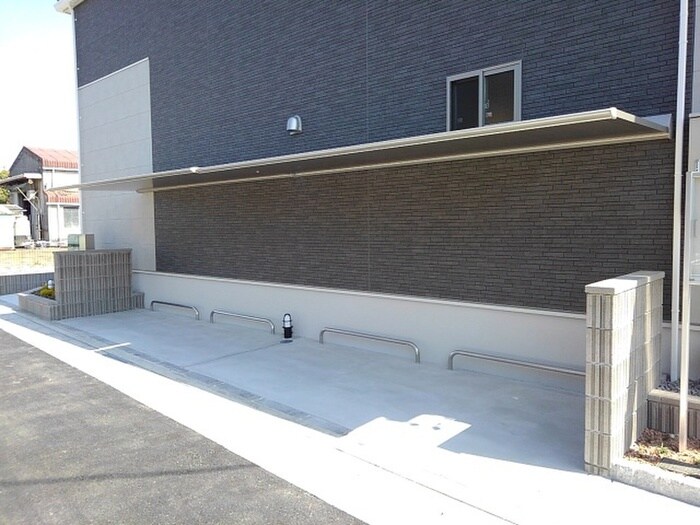 物件外観写真2　(駐輪場)