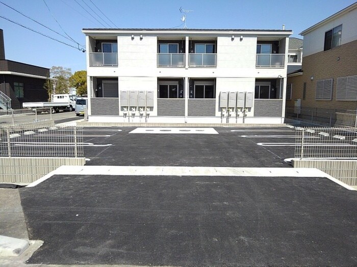 物件外観写真3　(駐車場)