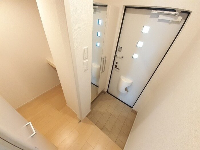 物件内観写真12　(玄関)