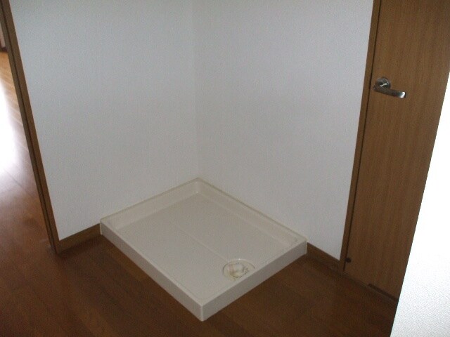 物件内観写真6　(洗濯機置場)