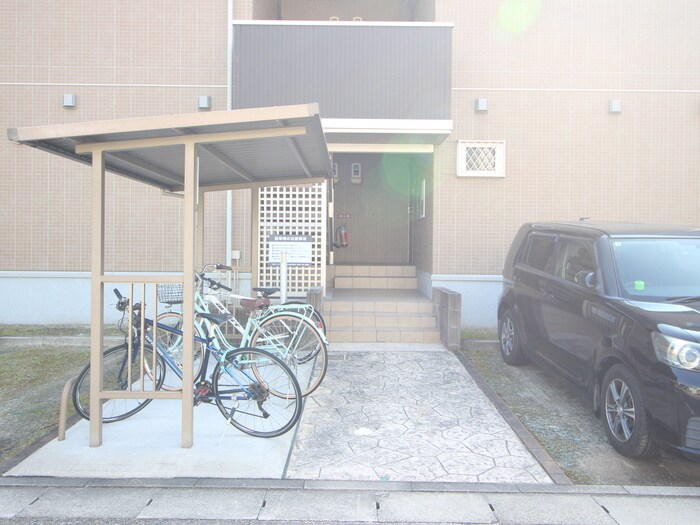 物件外観写真4　(駐輪場)