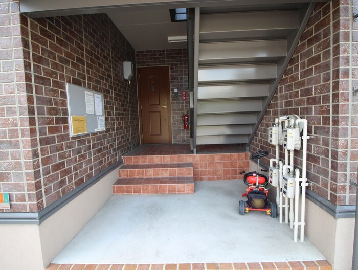 物件外観写真4　(エントランス部分)