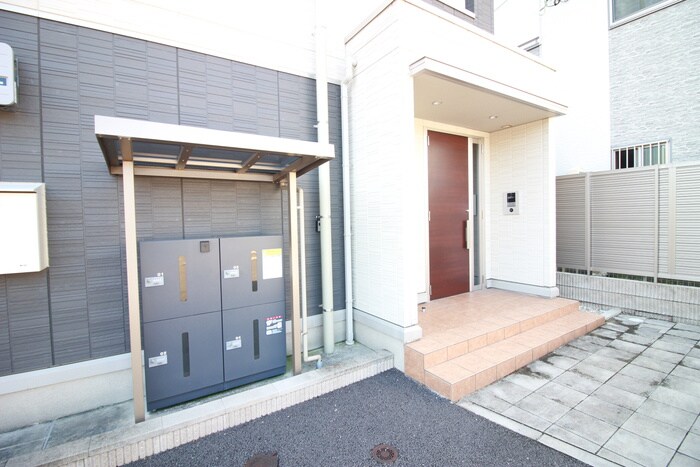 物件外観写真2　(エントランス部分)