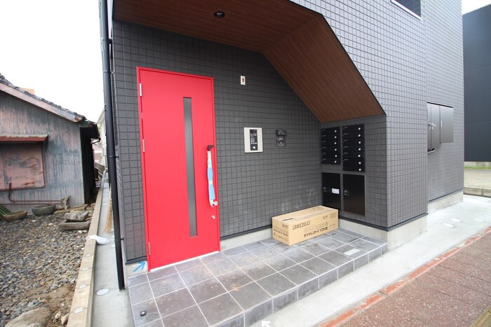 物件外観写真3　(エントランス部分)