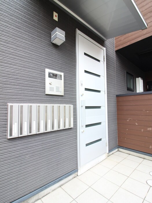 物件外観写真3　(エントランス部分)