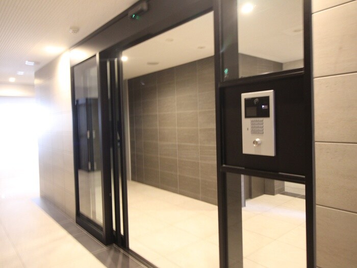 物件外観写真2　(エントランス部分)