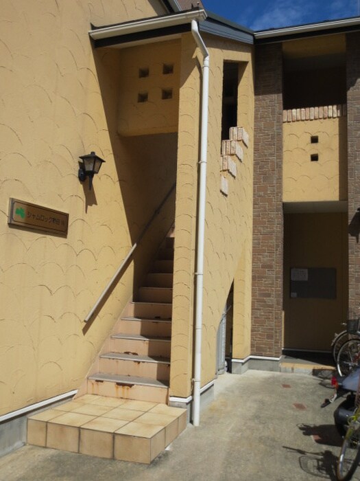 物件外観写真6　(エントランス部分)