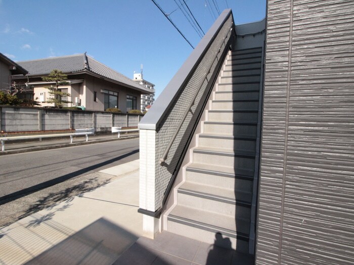 物件外観写真5　(エントランス部分)