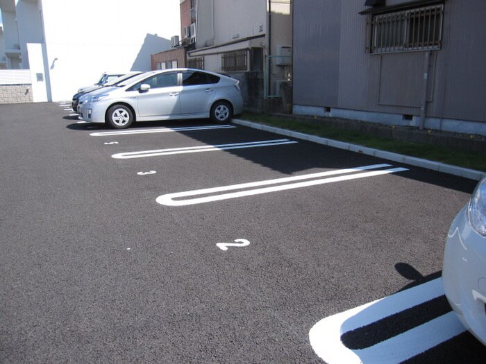 物件外観写真2　(駐車場)