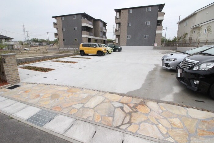 物件外観写真6　(駐車場)