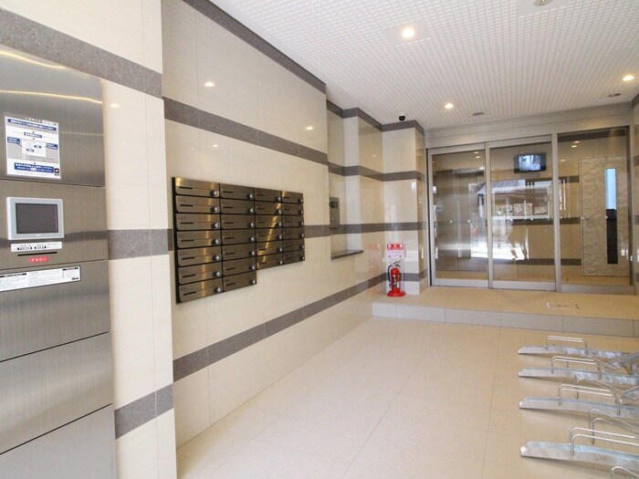 物件外観写真2　(エントランス部分)