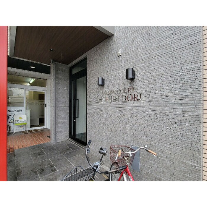 物件外観写真2　(エントランス部分)