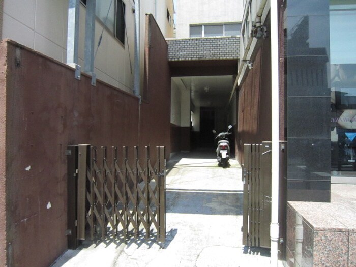 物件外観写真2　(エントランス部分)