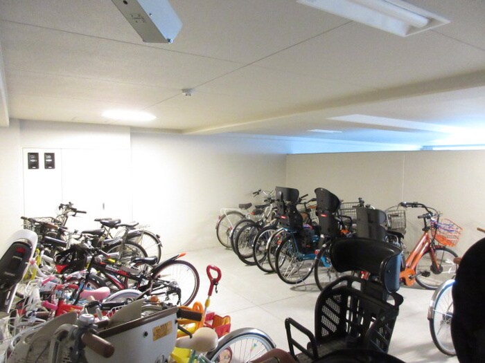 物件外観写真4　(駐輪場)