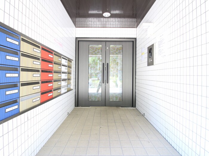 物件外観写真2　(エントランス部分)