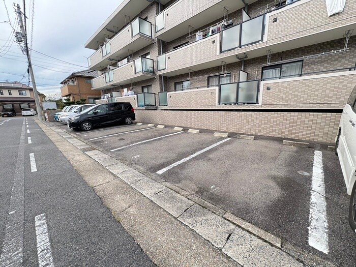 物件外観写真4　(駐車場)